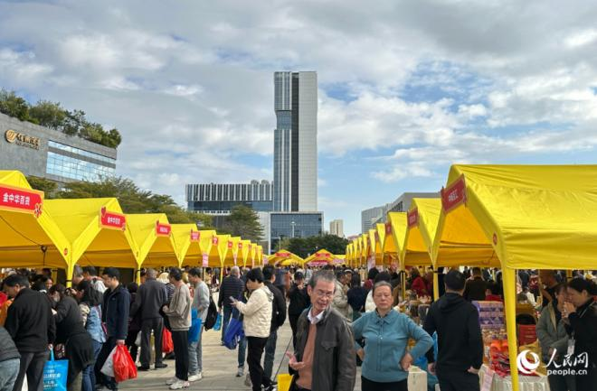 活动现场,职工们正在购买心仪商品。人民网记者 张萌摄