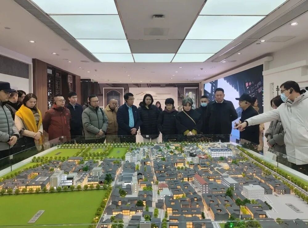 學員們走入典型項目，在實景中感悟、在交流中求解。鯉城區融媒體中心供圖