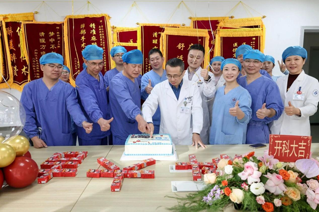 晋江市医院副院长郭协力与麻醉科特聘主任颜景佳为AICU揭牌