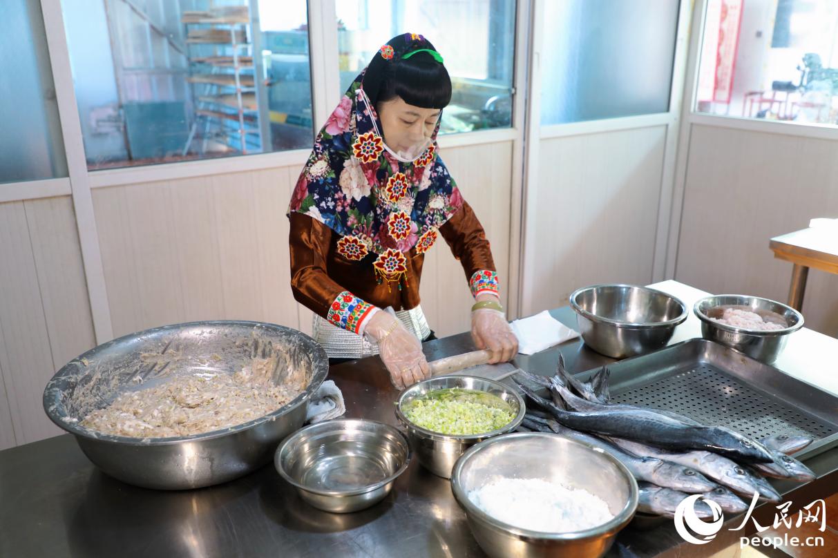 張麗瓊正在制作崇武魚卷。人民網記者 李唯一攝