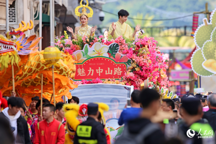 元旦假期首日的花车巡游环节。人民网记者 陈博摄