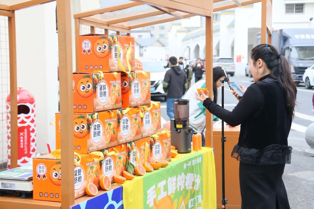 街区内,“共富快递驿站”依托5G网络开展直播带货。