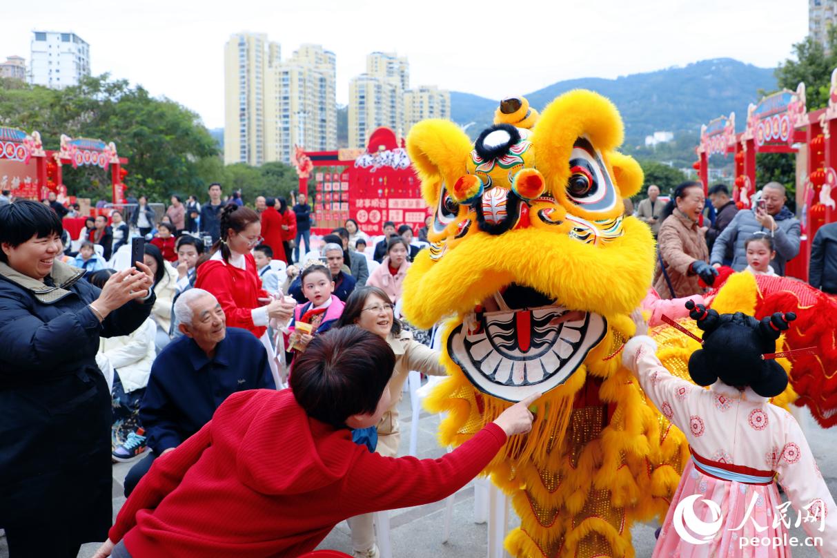 现场观众在舞狮环节参与互动。人民网记者 李唯一摄