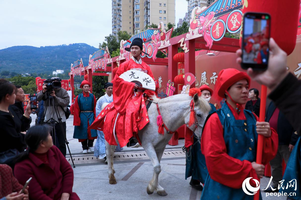 “状元游街”。人民网记者 李唯一摄