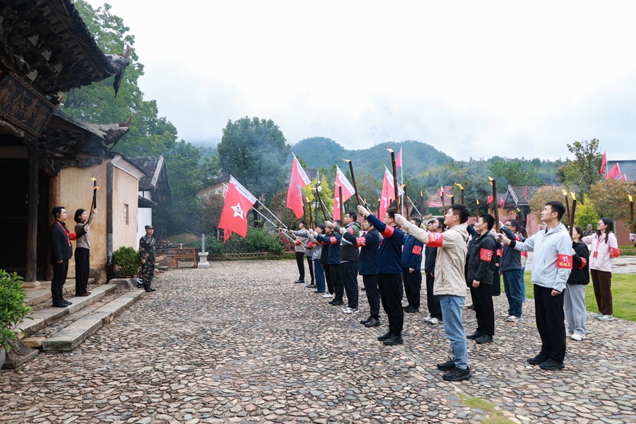 长征零公里处长汀中复村现场教学情景。龙岩市委党校供图