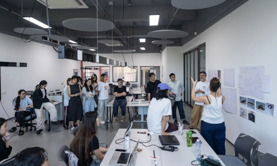 师生聚焦“生成式人工智能”开展探讨