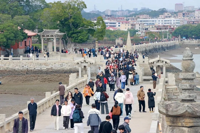 洛陽橋上游人如織