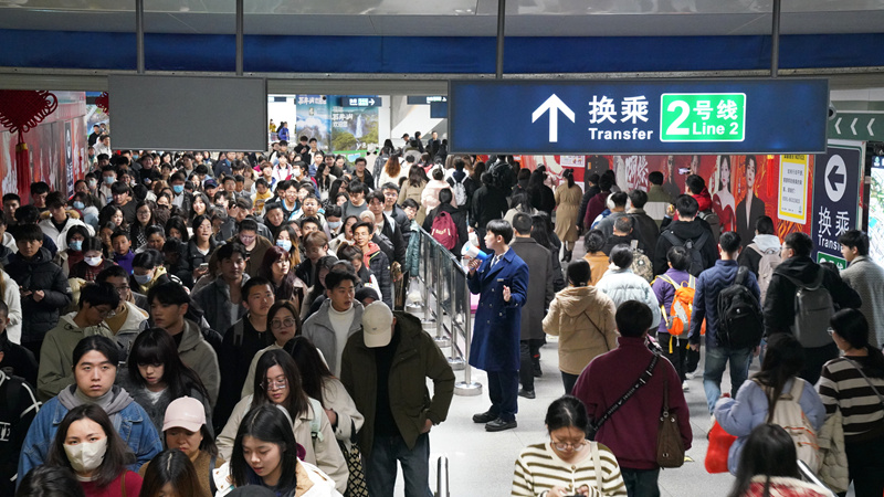 跨年夜，福州地铁客流量创新高。