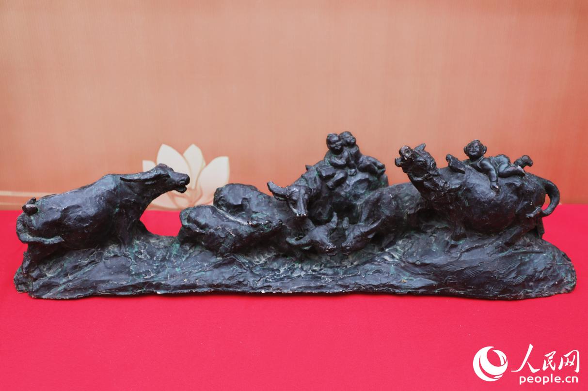 雕塑作品《木兰溪畔读书声》。人民网记者 李唯一摄