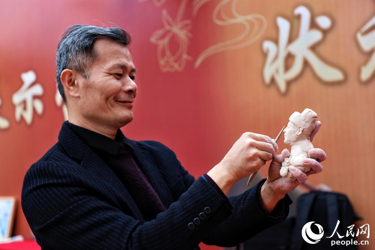 莆田雕塑創作者指尖捻泥、運刀如筆，將“狀元”的儒雅風骨與凌雲壯志刻泥塑之上。人民網記者 李唯一攝