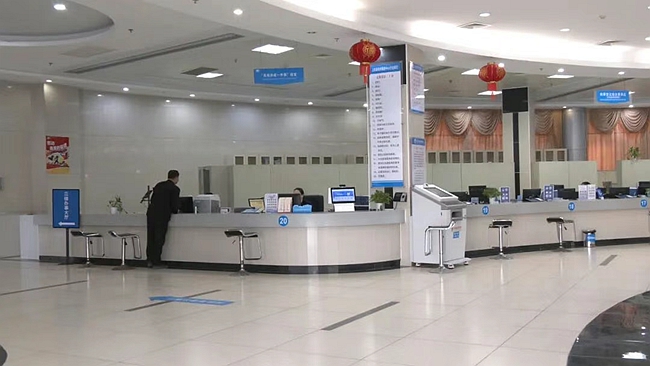 群眾在窗口辦事