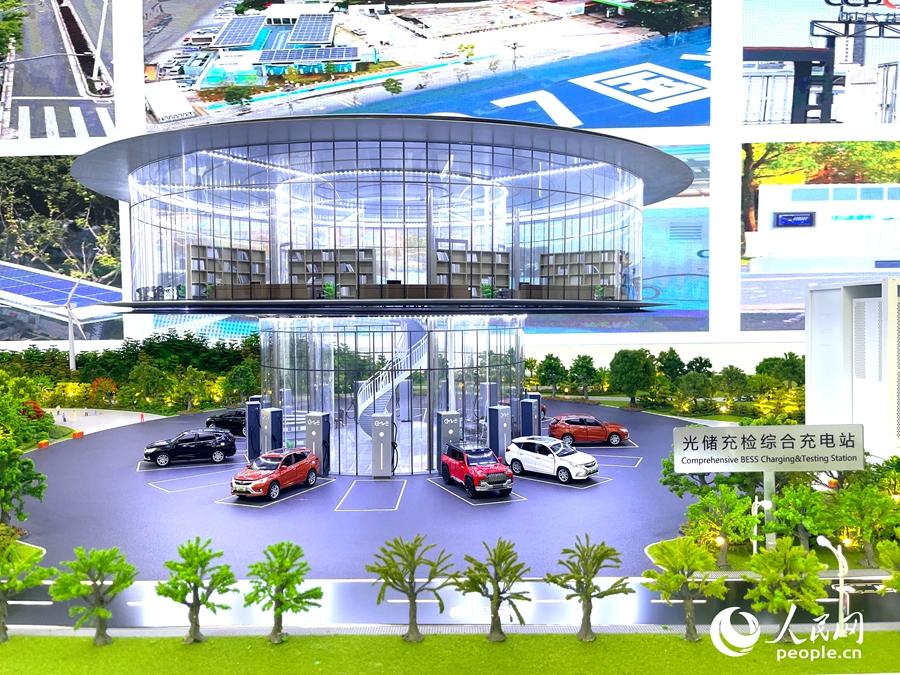 福建一储能企业展示厅里，光储充检综合充电站吸引来众多目光。人民网记者 陈蓝燕摄