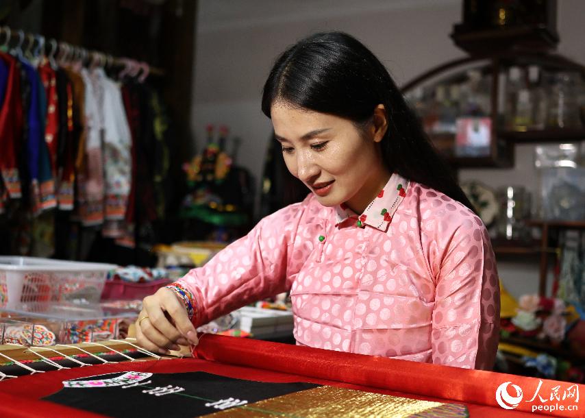 张美玲正在刺绣。人民网记者 李昌乾摄