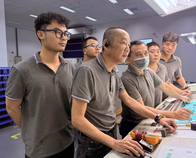 項目組成員正在檢查設備運行情況