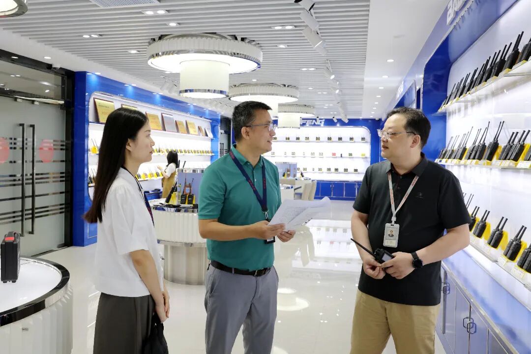 南安市纪检监察干部走访企业宣讲规范政商交往行为、推动构建亲清政商关系的政策精神。黄文彪摄