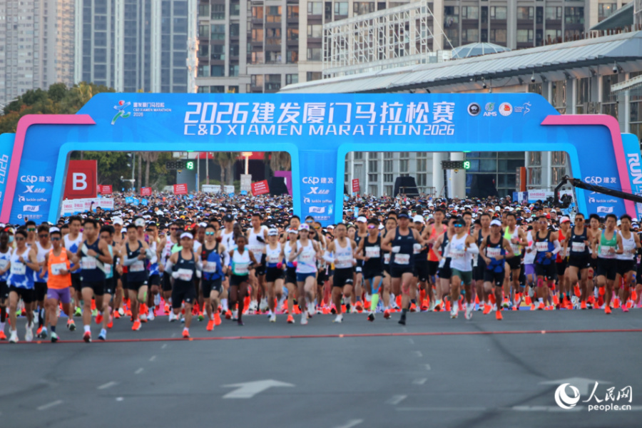 11日上午7时10分许，2026建发厦门马拉松赛鸣枪开跑。人民网记者 陈博摄