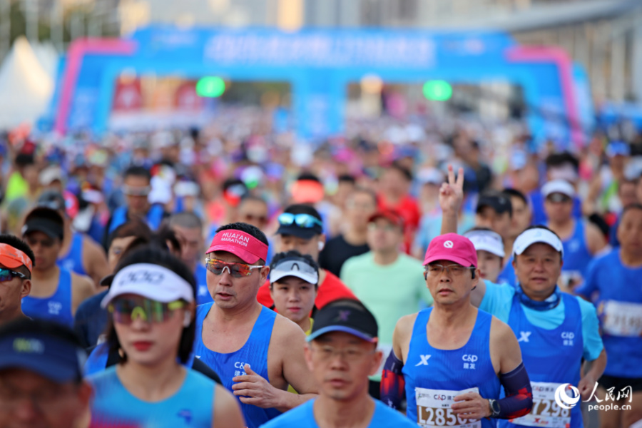 此次共有来自38个国家及地区的35000名跑者齐聚鹭岛。人民网记者 陈博摄