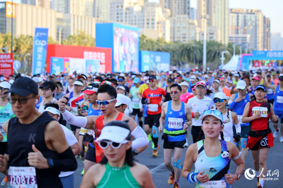 今年创新采用“八枪十六区”分区分枪发令，选手们有序出发。人民网记者 陈博摄