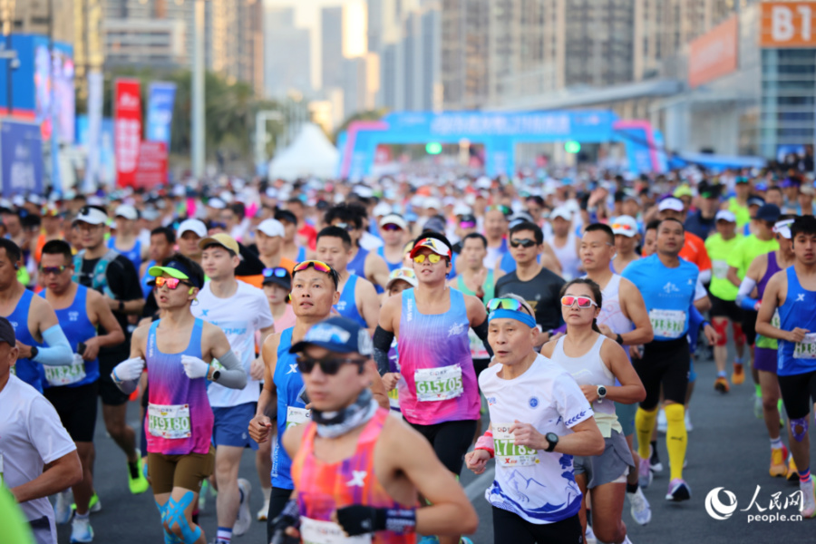 首次按年龄分设大众组奖项，鼓励不同年龄段的跑者超越自我。人民网记者 陈博摄