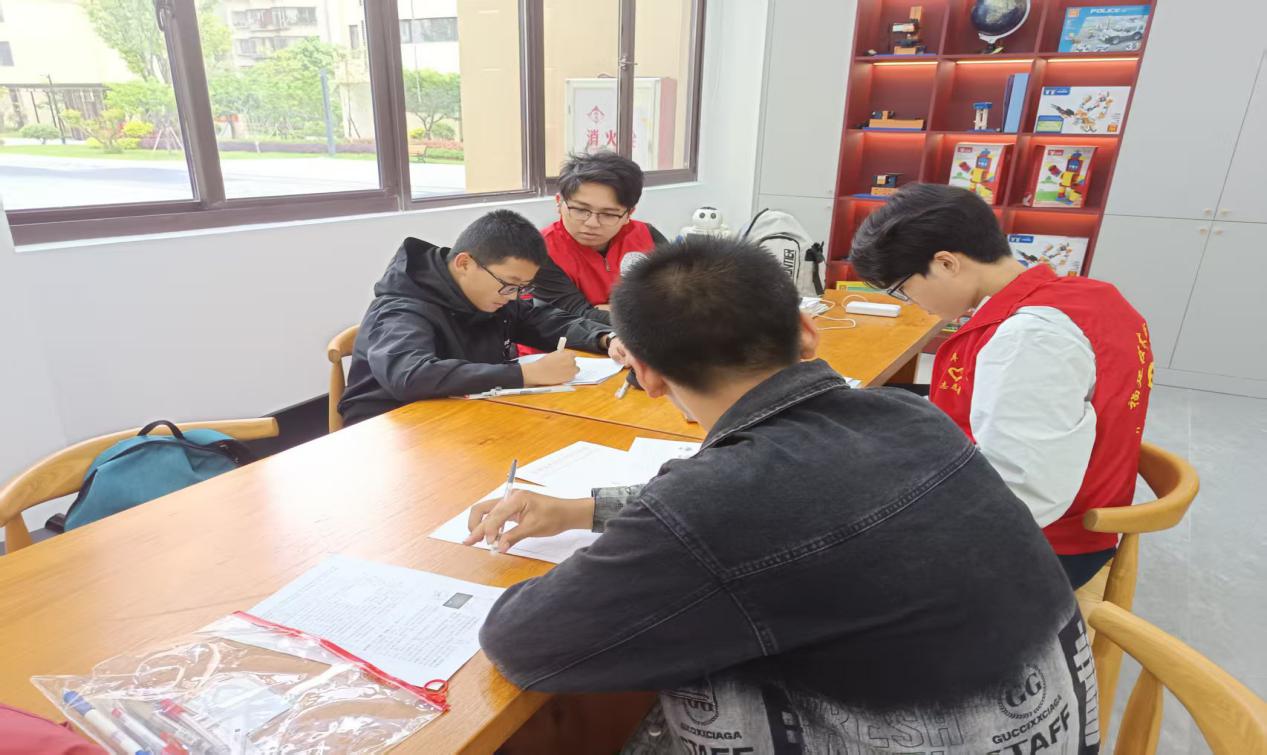 红邻青年先锋队开展公益课堂服务儿童