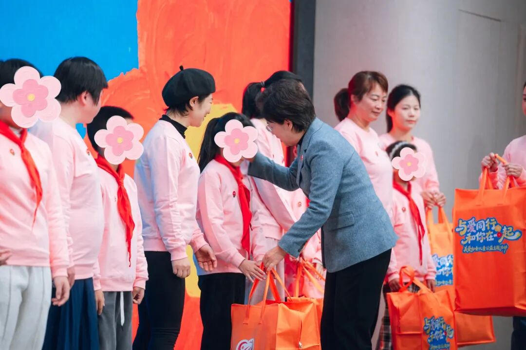 发放学习用品与生活物资“爱心礼包”