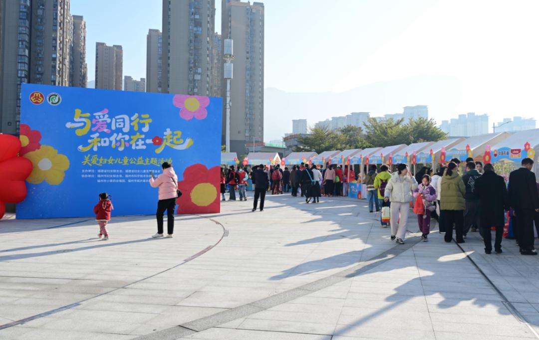 “爱心加油站”市集