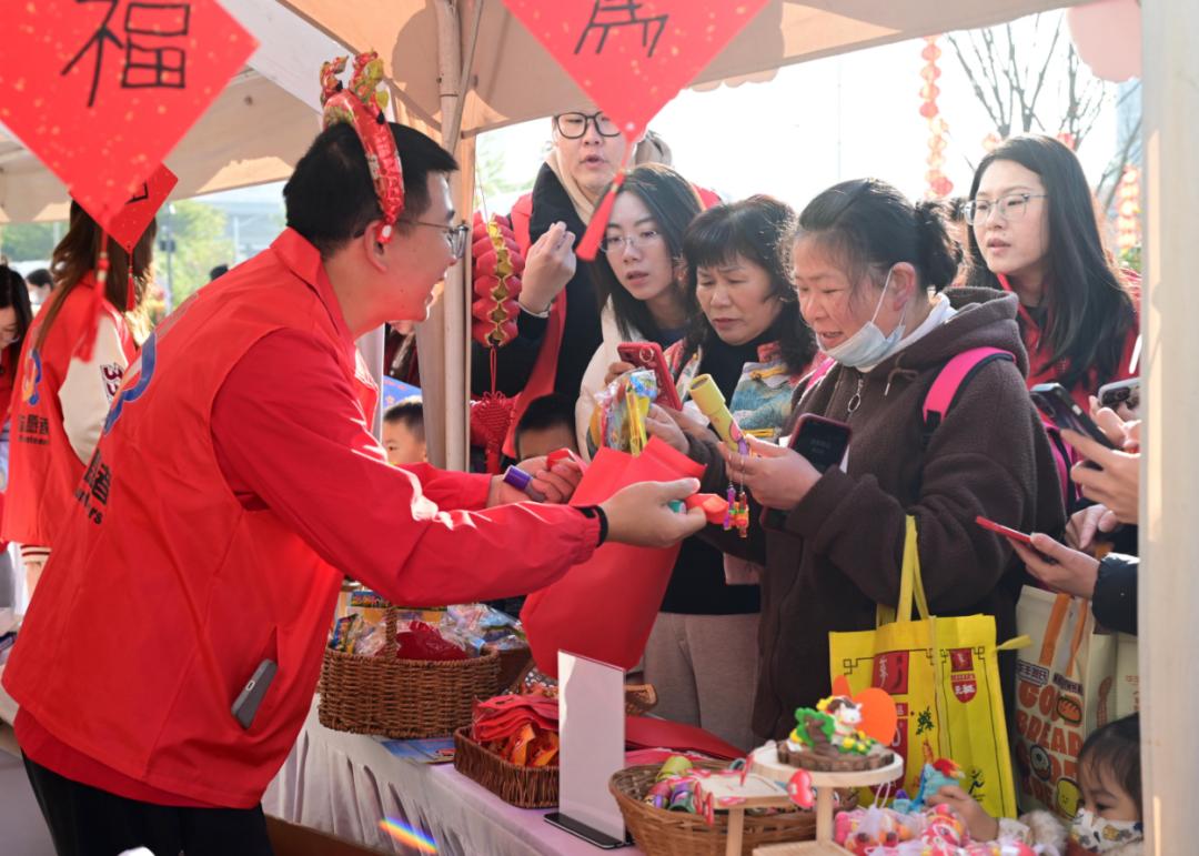 市集吸引了众多市民参与