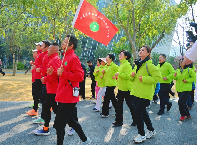 环湖慢跑