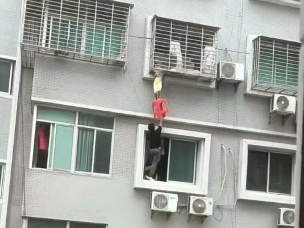 黄飞用凳子托举小女孩