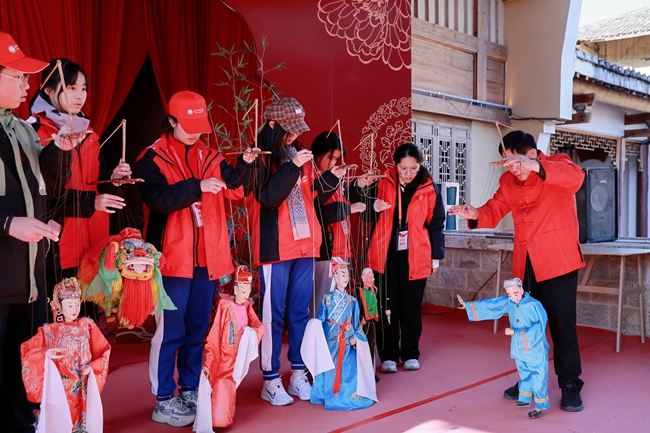 參與木偶戲非遺體驗活動