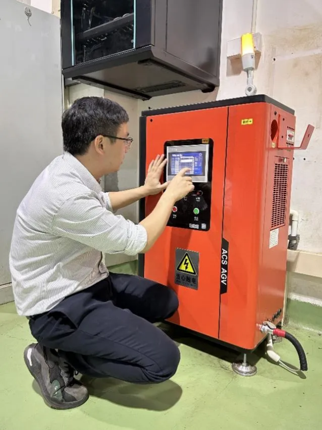 技術員現場檢查設備