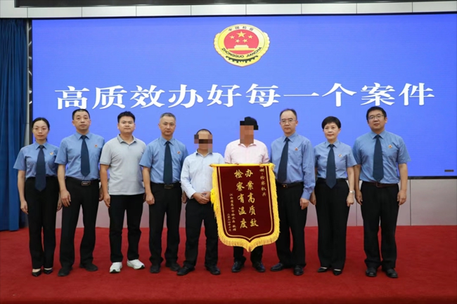 当事人向闽侯县检察院送上锦旗。闽侯县检察院供图