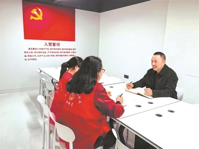 金溪首府小区网格员收集信息向小区党支部书记反馈。蕉城区委组织部供图