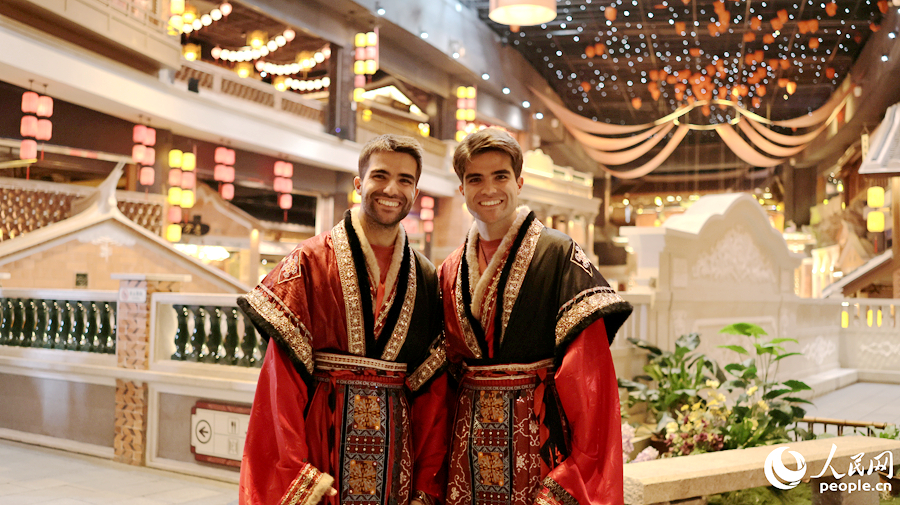 在厦门“屿见闽南·时光幻境”主题景区体验汉服。人民网记者 李昌乾摄
