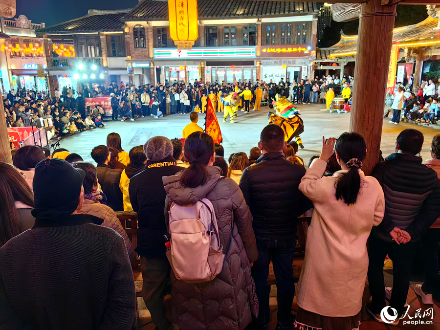 夜幕降临，漳州古城热闹非凡。人民网 苏海森摄