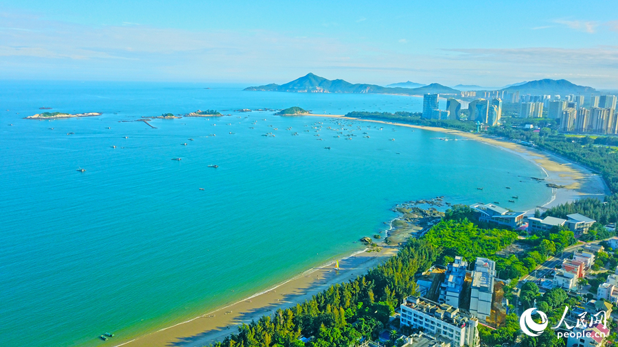 东山岛水清滩净，风光旖旎。人民网记者 李昌乾摄