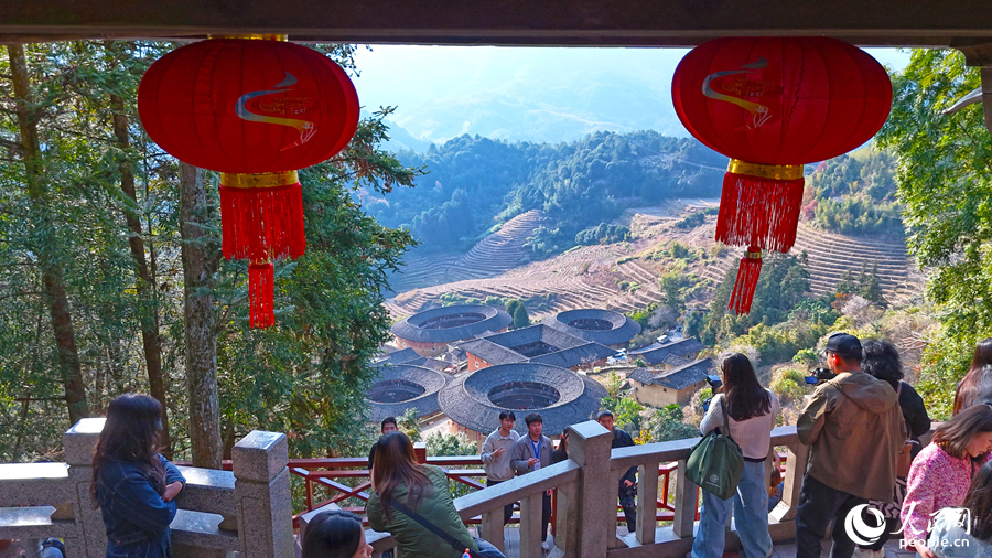 位于南靖县的福建土楼标志性建筑——田螺坑土楼群。人民网记者 李昌乾摄