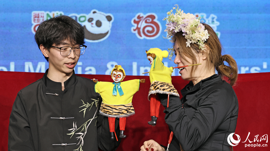 来宾近距离互动体验，沉浸式感受布袋木偶韵味。人民网记者 李昌乾摄
