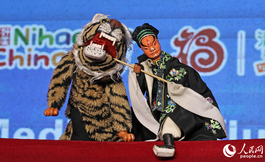 布袋木偶戏演绎武松打虎，艺人掌间腾挪尽显技艺精妙。人民网记者 李昌乾摄