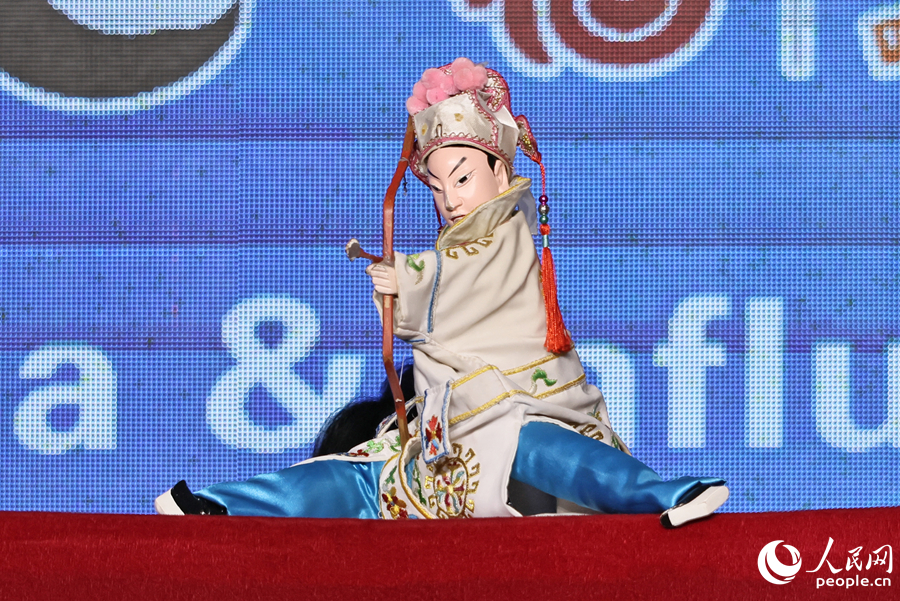 布袋木偶戏《大名府》表演，以 “掌上乾坤” 再现梁山好汉花荣拉弓搭箭，百步穿杨的英武风采。人民网记者 李昌乾摄