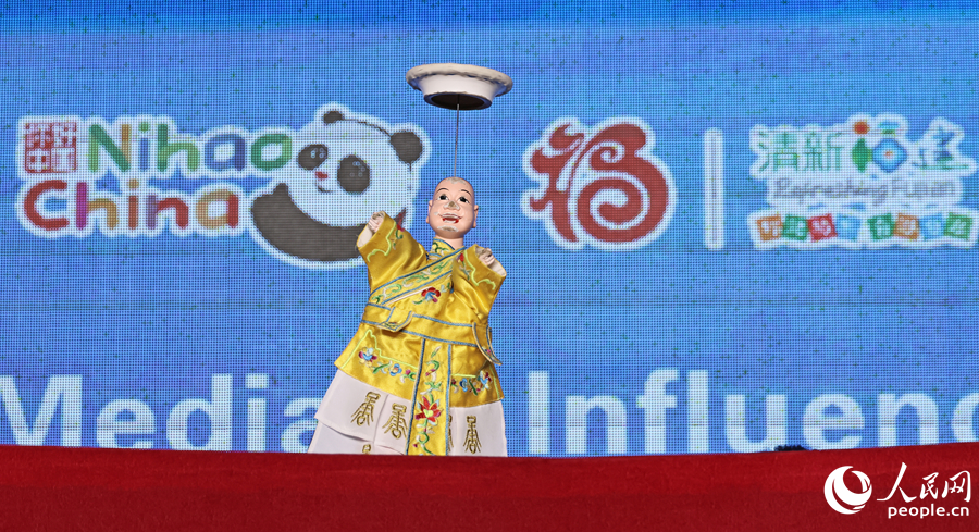 艺人掌控阮小七木偶，转盘子动作利落，定格《大名府》经典场景。人民网记者 李昌乾摄