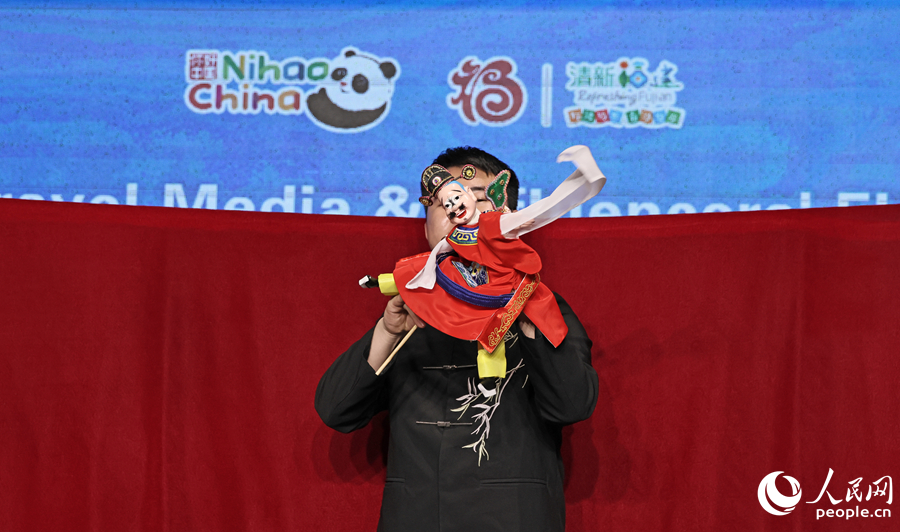 布袋木偶戏《大名府》表演，艺人掌运门官木偶，举手投足间尽显精湛技艺。人民网记者 李昌乾摄