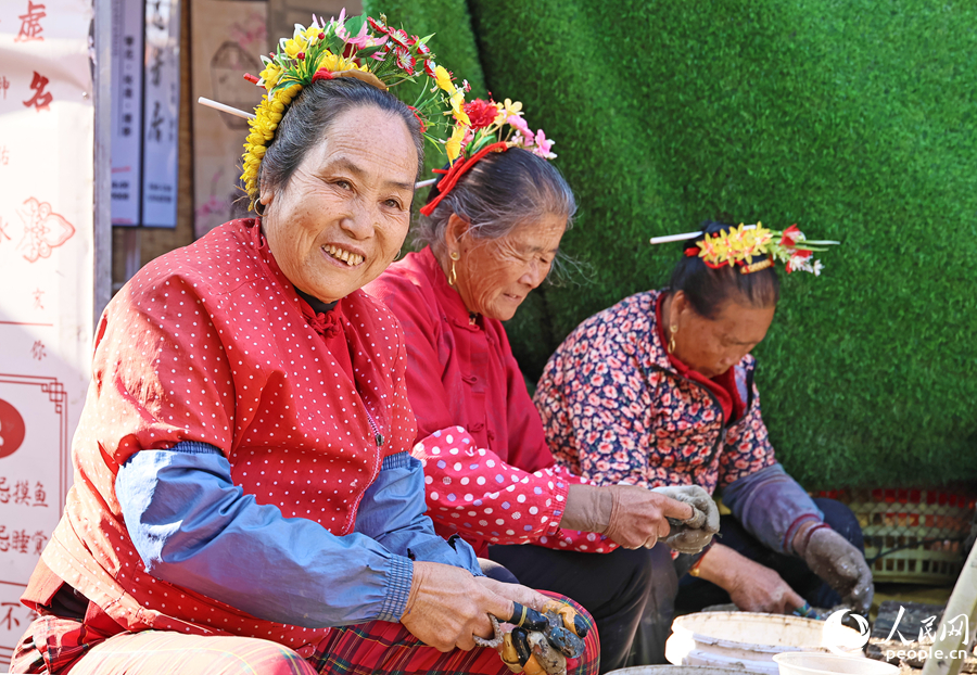 蟳埔蟳埔漁女的頭飾俗稱“簪花圍”。人民網記者 李昌乾攝