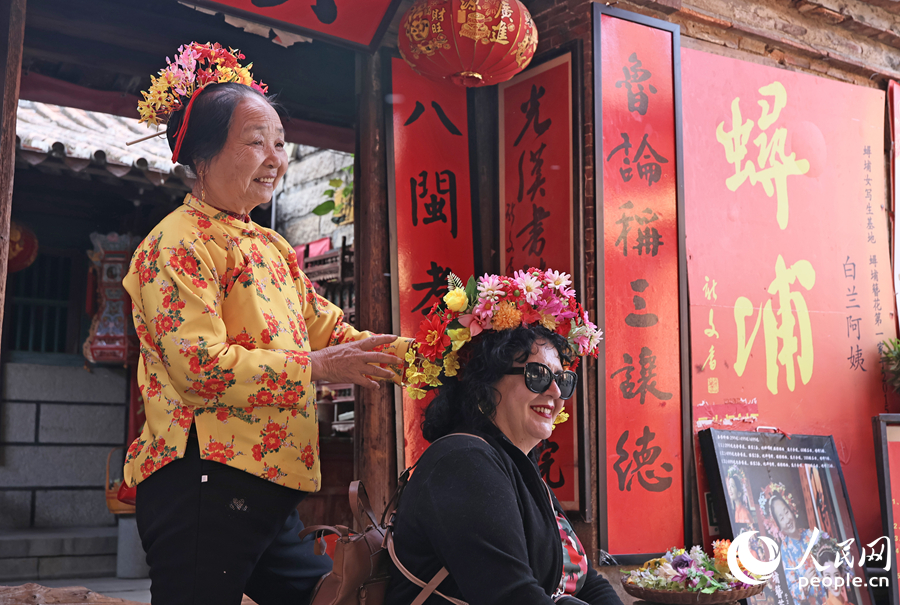 蟳埔女用巧手為遠道而來的歐洲旅游達人打造專屬的 “頭頂上的花園”。人民網記者 李昌乾攝