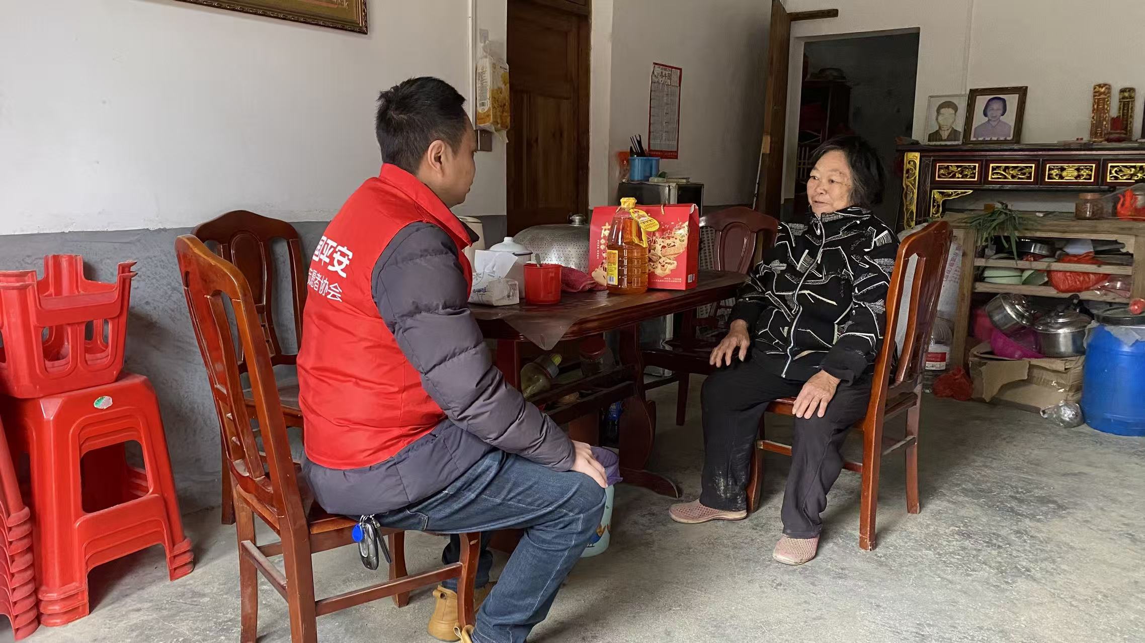 平安產險工作人員入戶慰問特殊農戶家庭,收集難點需求,為下一步開發更普惠、更精准的產品做好准備