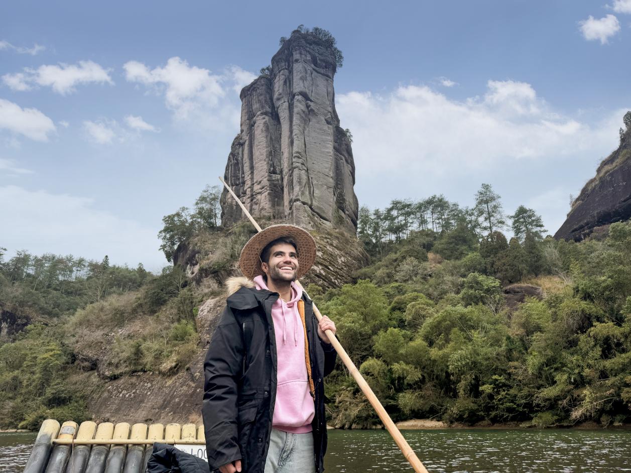 泛舟九曲溪，沉浸式感受丹霞碧水之美。