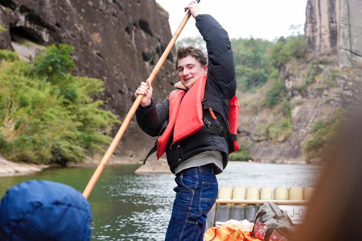 来自欧洲的旅游达人手握竹篙体验撑筏