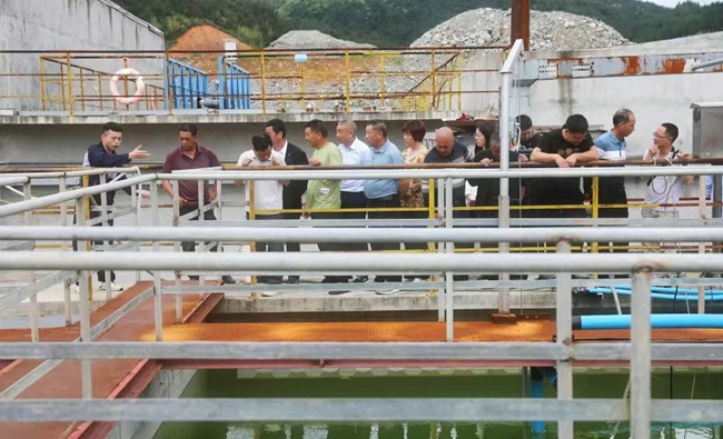 周宁县群众代表、人大代表、环保协会志愿者代表等走进周宁县不锈钢深加工产业园内的宁德盟信环保科技有限公司，近距离观察污水处理流程。汤文娟摄