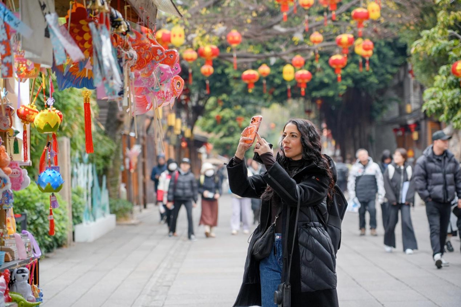 欧洲旅游博主穿梭于三坊七巷间，感受有福之州的“年味”
