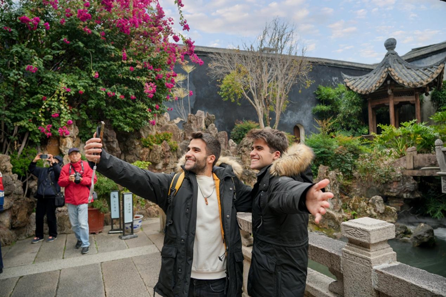 欧洲旅游博主在水榭戏台，领略其建筑精巧与空间意趣